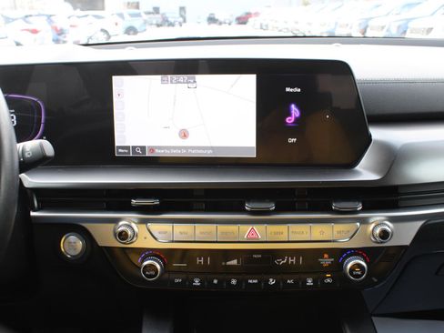 Used 2024 Kia Telluride LX image 11