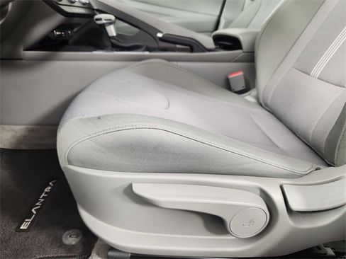 Certified 2025 Hyundai Elantra SE image 11