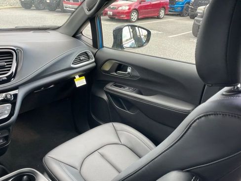 New 2026 Chrysler Pacifica Select FWD image 38