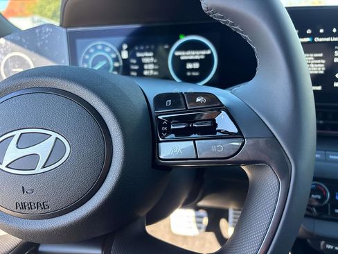 Used 2025 Hyundai Elantra SEL image 9