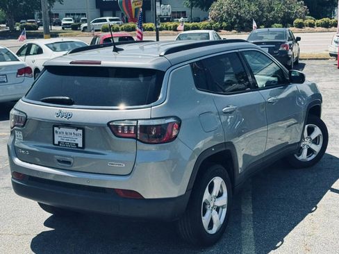 Used 2019 Jeep Compass Latitude w/ Cold Weather Group AWD/4WD image 3