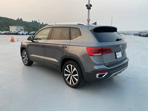Used 2022 Volkswagen Taos SE w/ Panoramic Sunroof Package FWD image 6