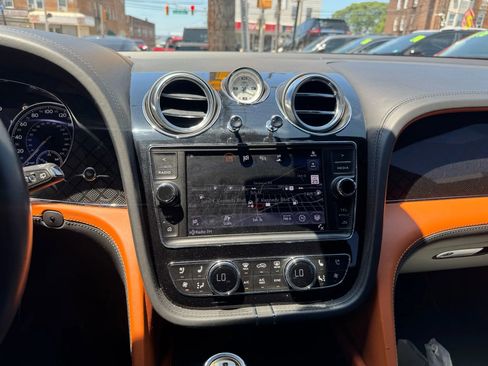 Used 2020 Bentley Bentayga Design Series image 29