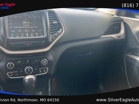 Used 2016 Jeep Cherokee 75th Anniversary FWD image 10