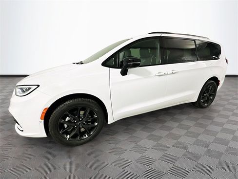 New 2026 Chrysler Pacifica Limited w/ S Appearance Package image 12