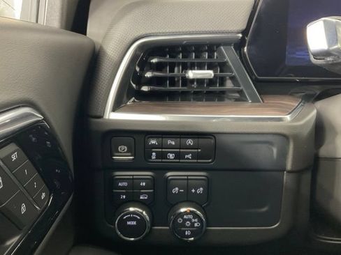 Used 2025 Chevrolet Suburban Premier AWD/4WD image 18