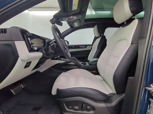 Certified 2025 Porsche Cayenne AWD/4WD image 5