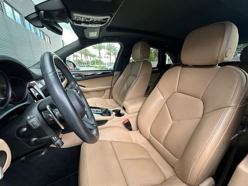 Certified 2023 Porsche Macan image 5