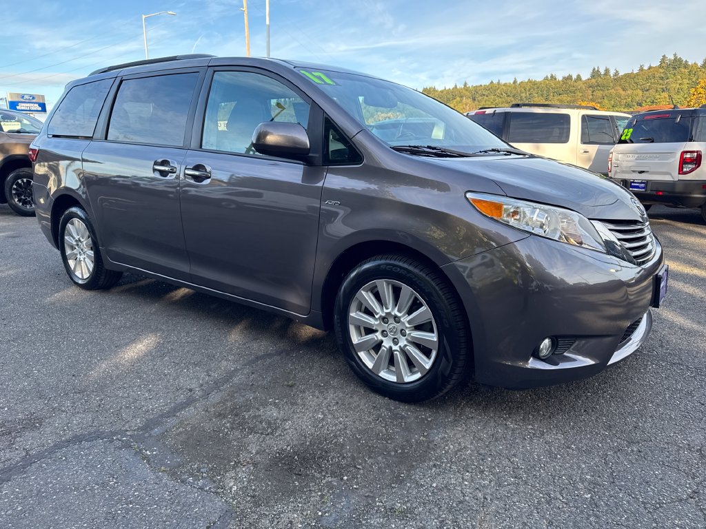 Used 2017 Toyota Sienna XLE w/ XLE Navigation Package AWD/4WD image 9