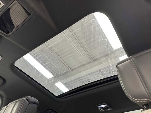 Used 2024 Land Rover Discovery Dynamic SE image 40