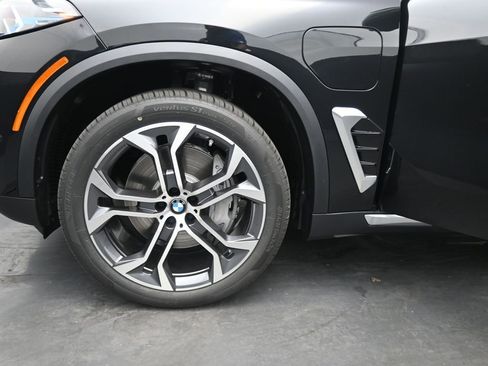New 2026 BMW X5 xDrive50e w/ Premium Package AWD/4WD image 4