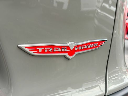 Used 2022 Jeep Cherokee Trailhawk AWD/4WD image 12