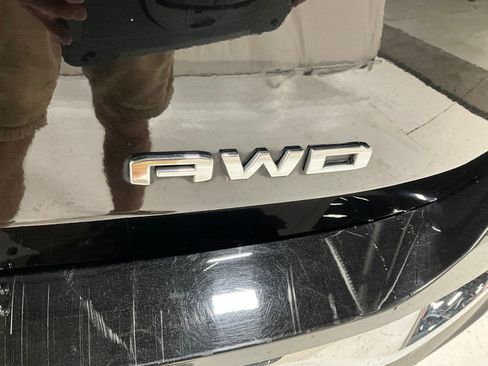 Used 2024 GMC Terrain SLT image 27