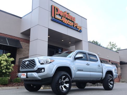 Used 2022 Toyota Tacoma TRD Sport AWD/4WD image 4