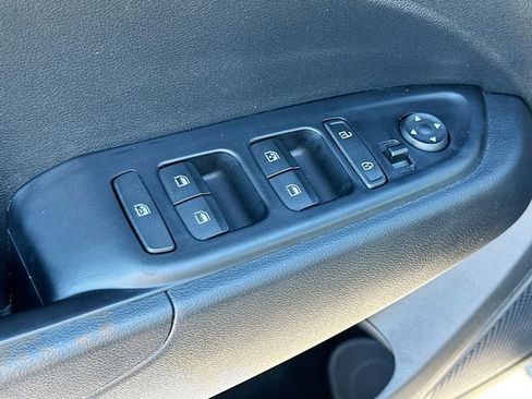 Used 2025 Hyundai Venue SEL FWD image 17