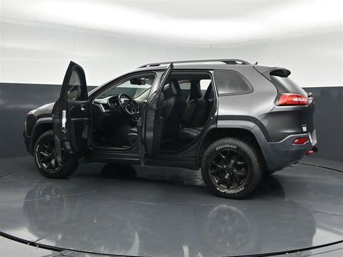 Used 2015 Jeep Cherokee Trailhawk w/ Comfort/Convenience Group AWD/4WD image 39