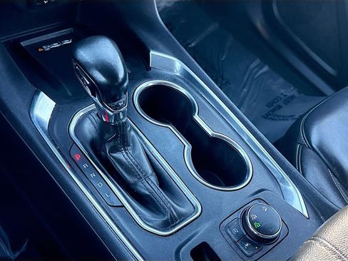 Used 2023 Chevrolet Traverse LT image 16