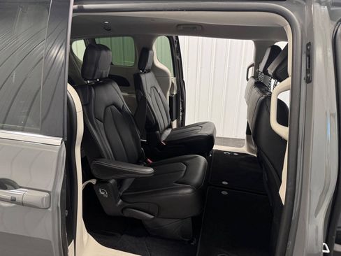 Used 2023 Chrysler Pacifica Touring-L FWD image 23