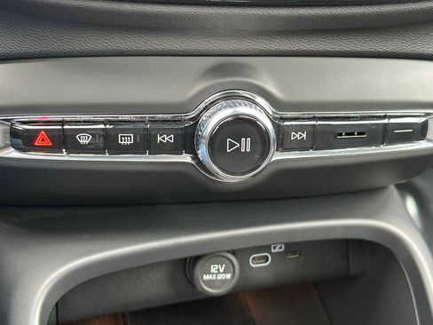 Certified 2025 Volvo XC40 B5 Plus AWD/4WD image 28