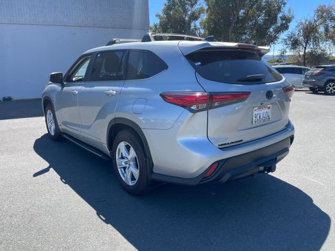 Used 2023 Toyota Highlander LE AWD/4WD image 5