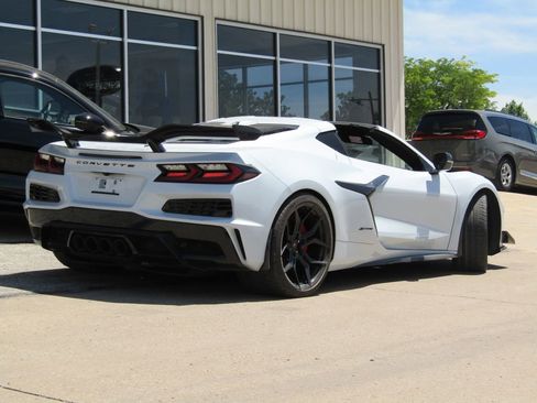 Used 2023 Chevrolet Corvette Z06 w/ Z07 Performance Package RWD image 3