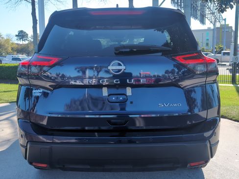Used 2024 Nissan Rogue SV image 9