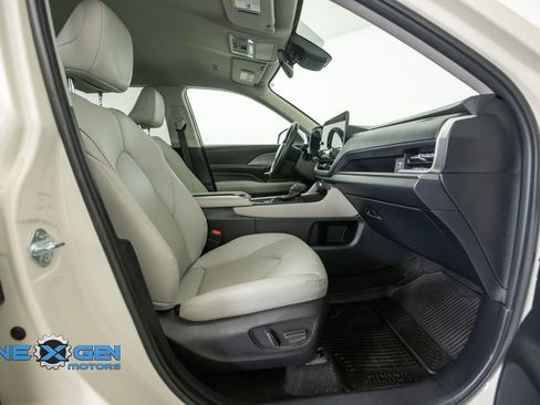 Used 2024 Toyota Grand Highlander AWD image 42