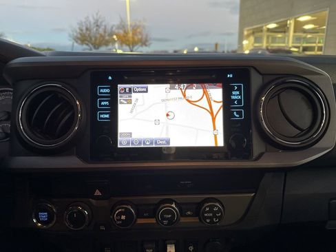 Used 2019 Toyota Tacoma TRD Off-Road image 7