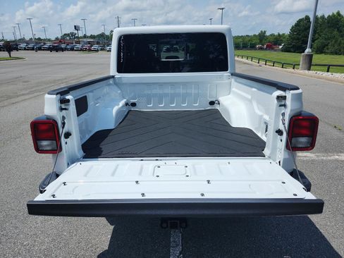 Used 2025 Jeep Gladiator Sport AWD/4WD image 8