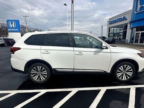 Used 2020 Mitsubishi Outlander SE image 3