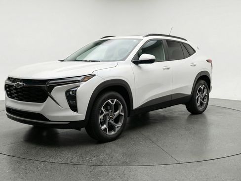 Used 2025 Chevrolet Trax LT image 3