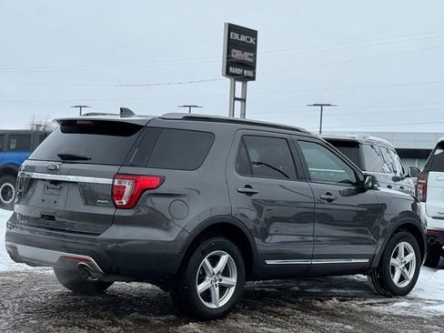 Used 2017 Ford Explorer XLT image 36