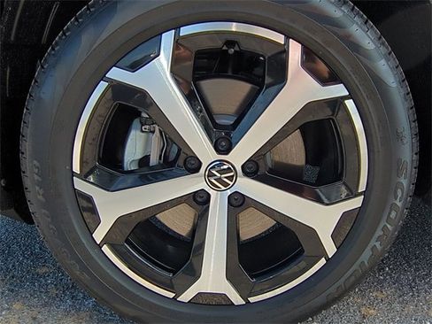 New 2025 Volkswagen Tiguan SE image 23