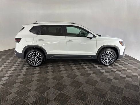 Used 2025 Volkswagen Taos SE FWD image 8