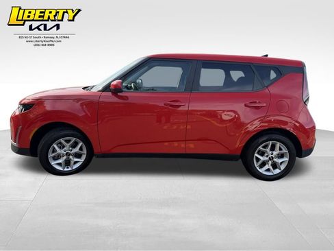 Used 2023 Kia Soul LX w/ LX Technology Package FWD image 4
