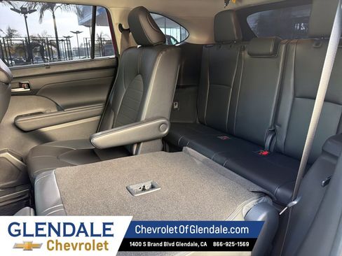 Used 2023 Toyota Highlander XLE image 18