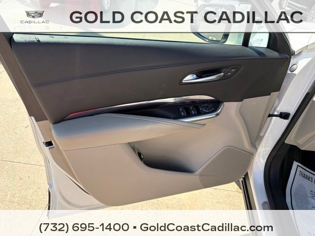 Used 2021 Cadillac XT4 Luxury w/ Cold Weather Package FWD image 15