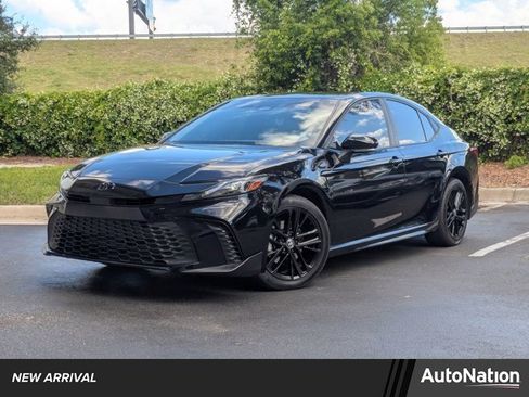 Used 2025 Toyota Camry SE FWD image 1