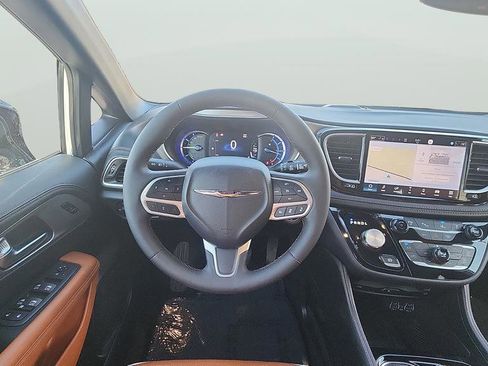 Used 2025 Chrysler Pacifica Pinnacle image 10
