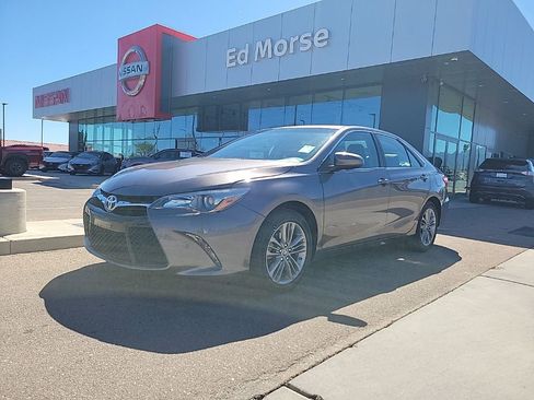Used 2017 Toyota Camry SE image 1