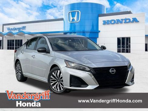 Used 2024 Nissan Altima 2.5 SV FWD image 1