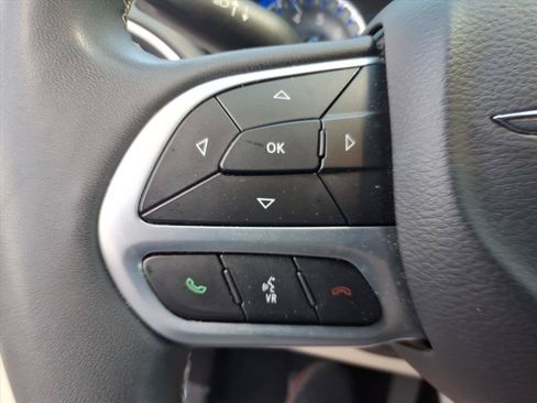 Used 2023 Chrysler Pacifica Touring-L FWD image 19