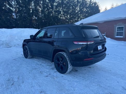 Used 2023 Jeep Grand Cherokee Altitude image 4
