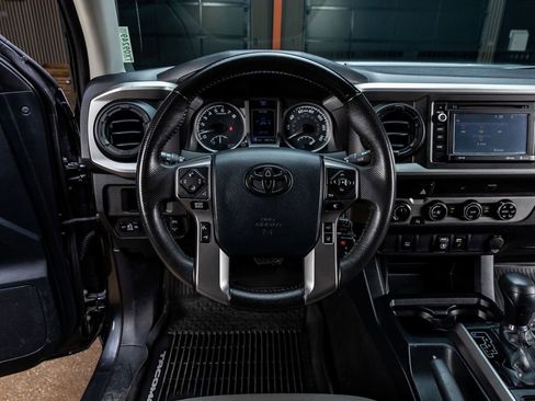 Used 2018 Toyota Tacoma SR5 AWD/4WD image 17