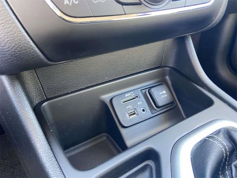 Used 2018 Jeep Cherokee Latitude Plus w/ Comfort/Convenience Group image 23