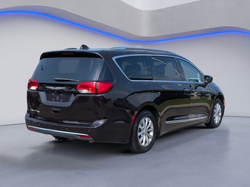 Used 2018 Chrysler Pacifica Touring-L FWD image 9