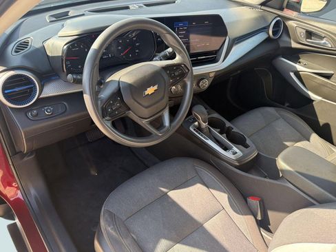 Used 2024 Chevrolet Trax LS w/ LS Convenience Package FWD image 4