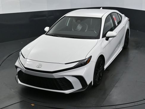 Used 2025 Toyota Camry SE image 28