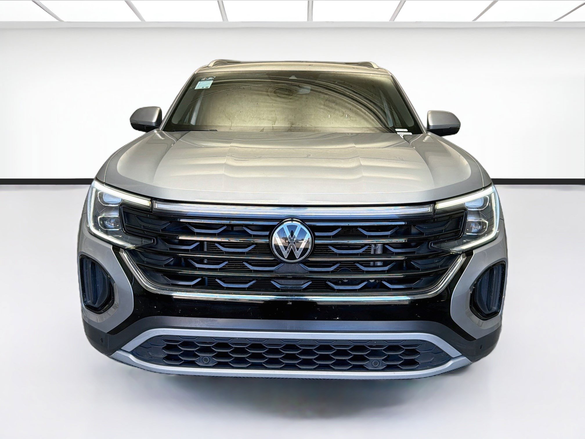 Used 2025 Volkswagen Atlas Cross Sport SE FWD image 2
