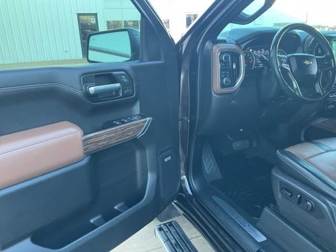 Used 2019 Chevrolet Silverado 1500 High Country w/ Technology Package image 2